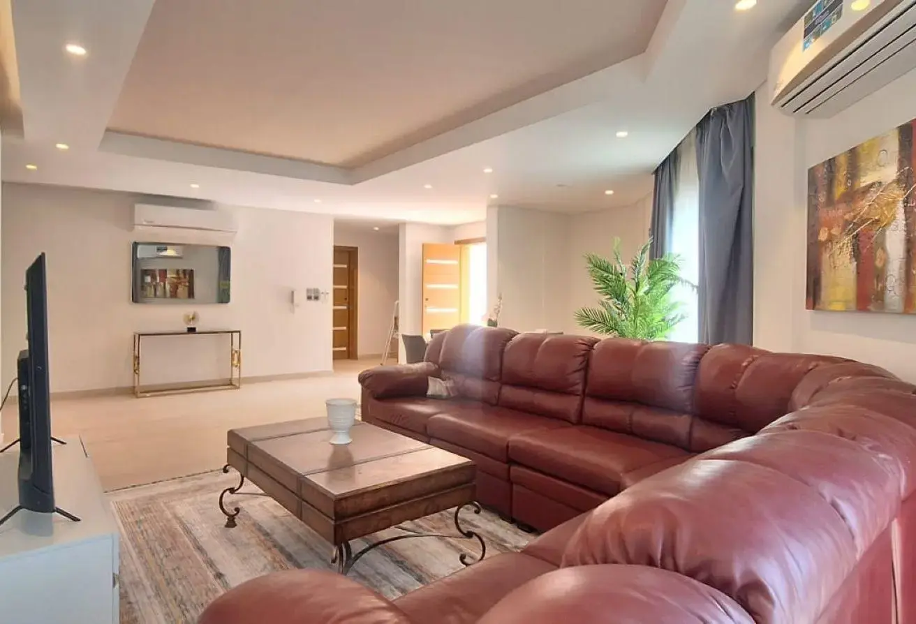 Safe and Luxurious Villas for Daily Rent in Budaiya: Spacious Rooms Available