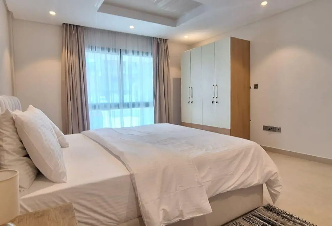 Safe and Luxurious Villas for Daily Rent in Budaiya: Spacious Rooms Available
