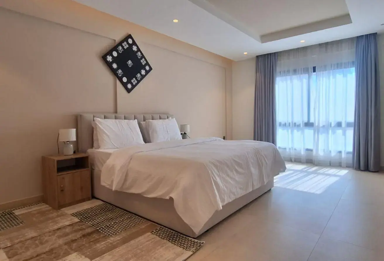 Safe and Luxurious Villas for Daily Rent in Budaiya: Spacious Rooms Available