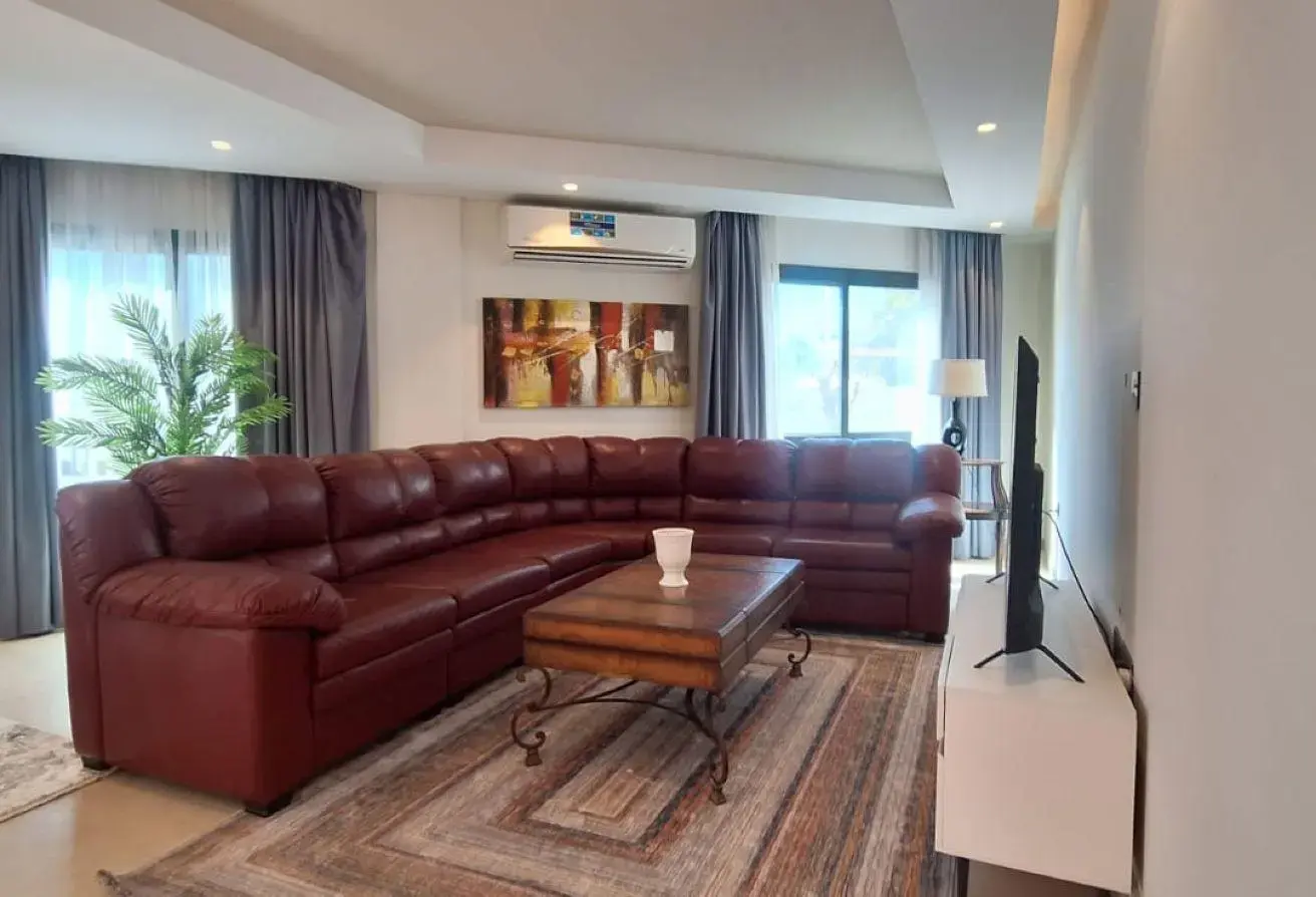 Safe and Luxurious Villas for Daily Rent in Budaiya: Spacious Rooms Available