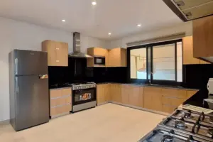 Safe and Luxurious Villas for Daily Rent in Budaiya: Spacious Rooms Available