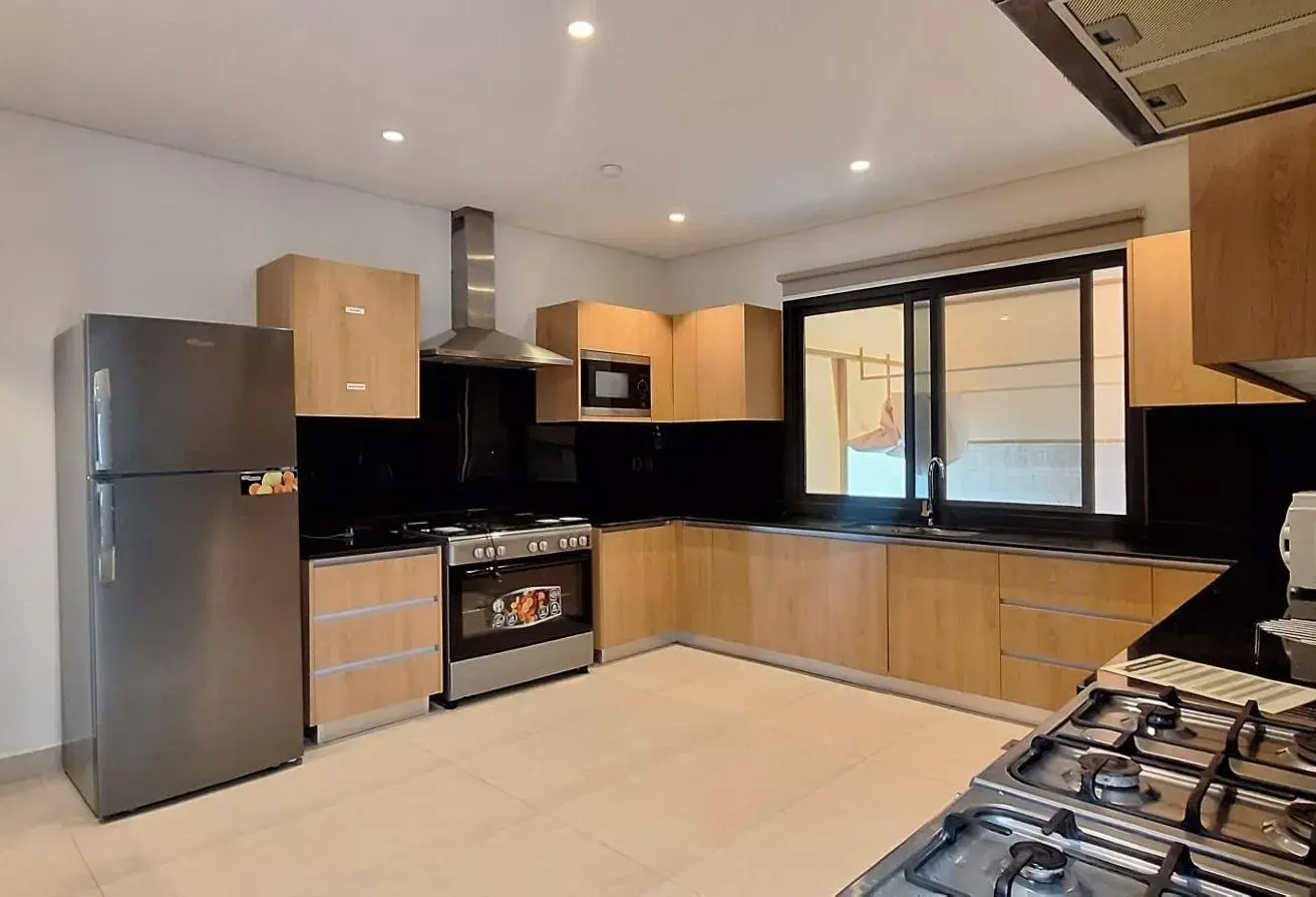 Safe and Luxurious Villas for Daily Rent in Budaiya: Spacious Rooms Available