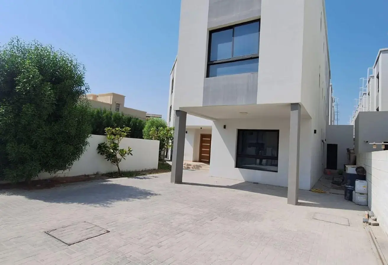 Safe and Luxurious Villas for Daily Rent in Budaiya: Spacious Rooms Available