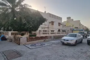 منزل كلاسيكي ساحر بأرض فسيحة للبيع في حي فلل مدينة عيسى المرموق