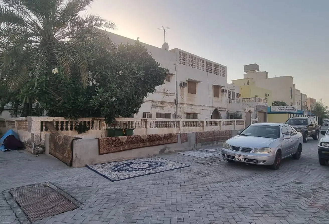 منزل كلاسيكي ساحر بأرض فسيحة للبيع في حي فلل مدينة عيسى المرموق