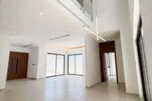 فيلا جديدة تماماً بتشطيبات عالية الجودة في موقع متميز في سار.