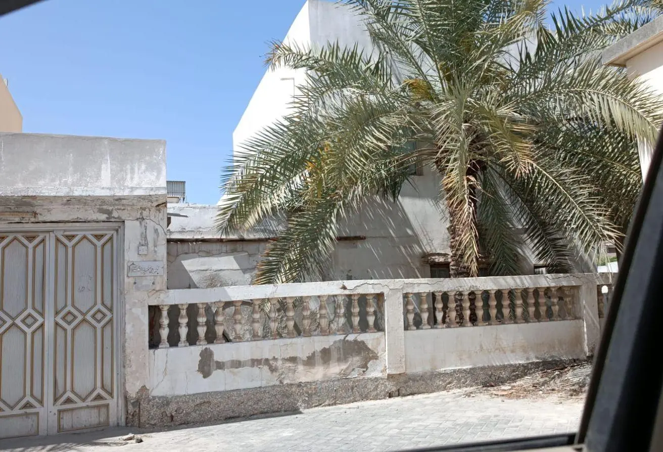 منزل كلاسيكي ساحر بأرض فسيحة للبيع في حي فلل مدينة عيسى المرموق
