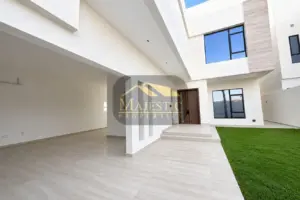 فيلات فاخرة بتشطيبات راقية للبيع في سار بالقرب من الخدمات