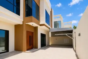 فيلا جديدة تماماً بتشطيبات عالية الجودة في موقع متميز في سار.