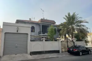 A spacious villa in a prime location in A’ali, situated on a corner plot with access from two roads, offering generous living spaces and a practical layout.