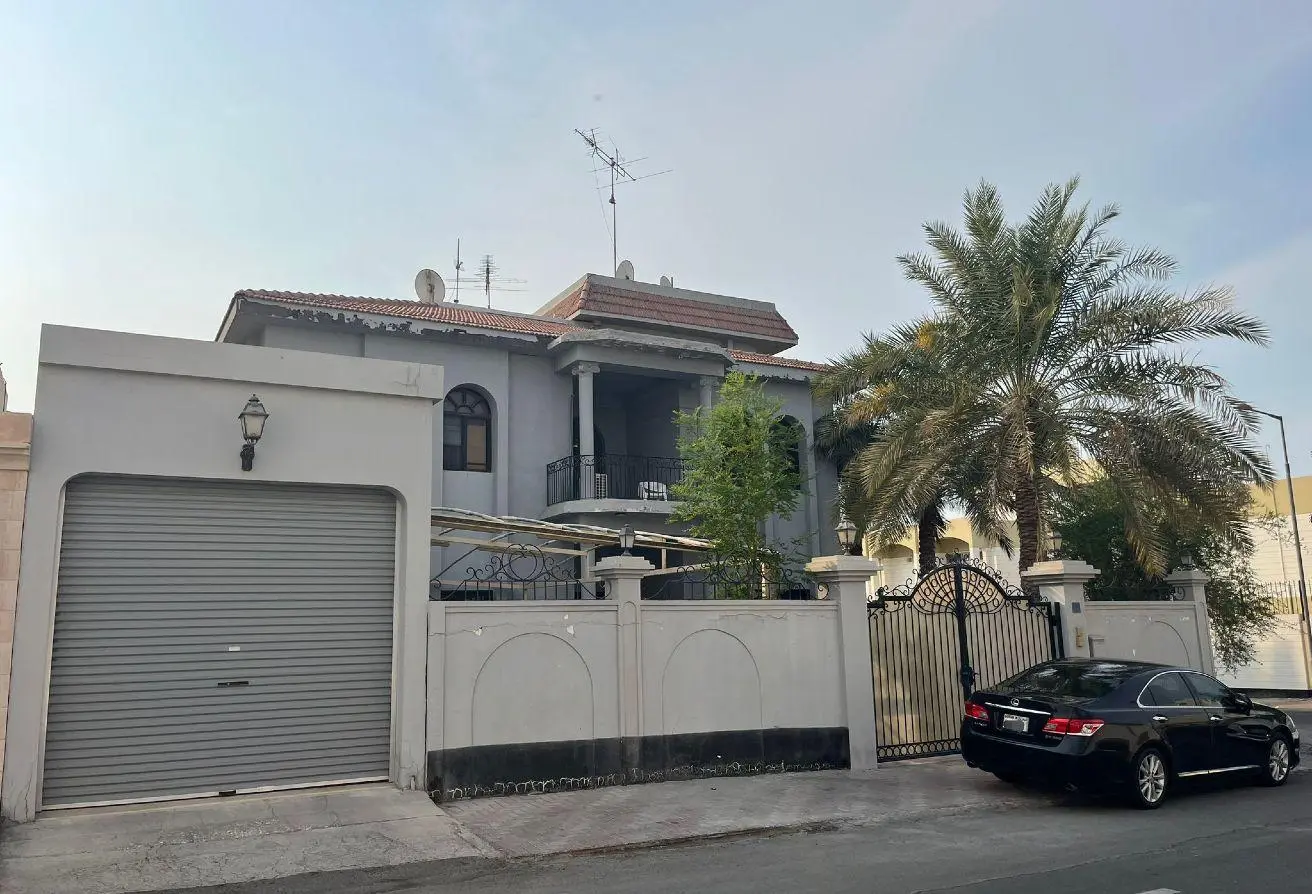 A spacious villa in a prime location in A’ali, situated on a corner plot with access from two roads, offering generous living spaces and a practical layout.