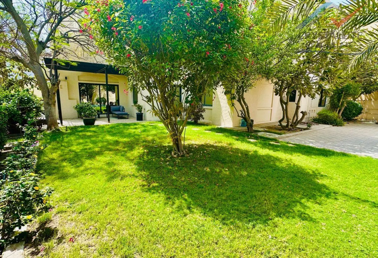 Double Plot Villas with Pool for Sale in Prime Saar Location