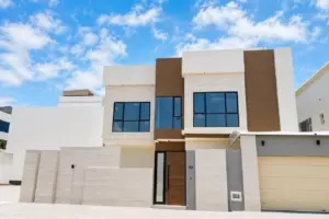 فيلا جديدة تماماً بتشطيبات عالية الجودة في موقع متميز في سار.