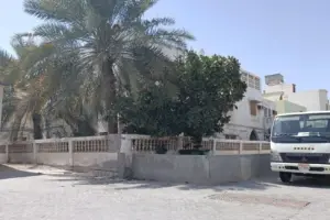 منزل كلاسيكي ساحر بأرض فسيحة للبيع في حي فلل مدينة عيسى المرموق
