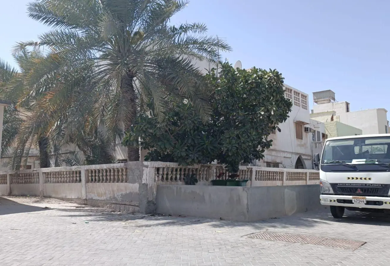 منزل كلاسيكي ساحر بأرض فسيحة للبيع في حي فلل مدينة عيسى المرموق