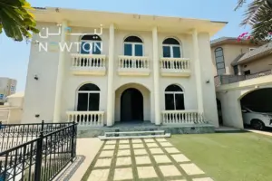 فيلا مستقلة مُجددة مع غرفة خادمة ومسبح خاص للبيع في توبلي