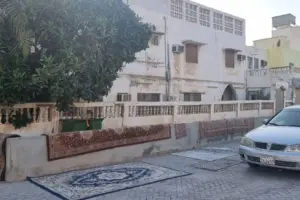 منزل كلاسيكي ساحر بأرض فسيحة للبيع في حي فلل مدينة عيسى المرموق