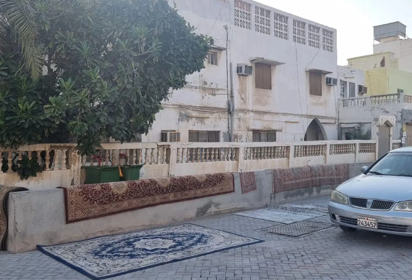 منزل كلاسيكي ساحر بأرض فسيحة للبيع في حي فلل مدينة عيسى المرموق