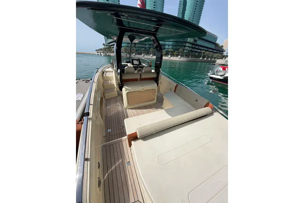 2025 Invictus GT280 | 29ft Luxury Cruiser | Volvo Penta V8 350