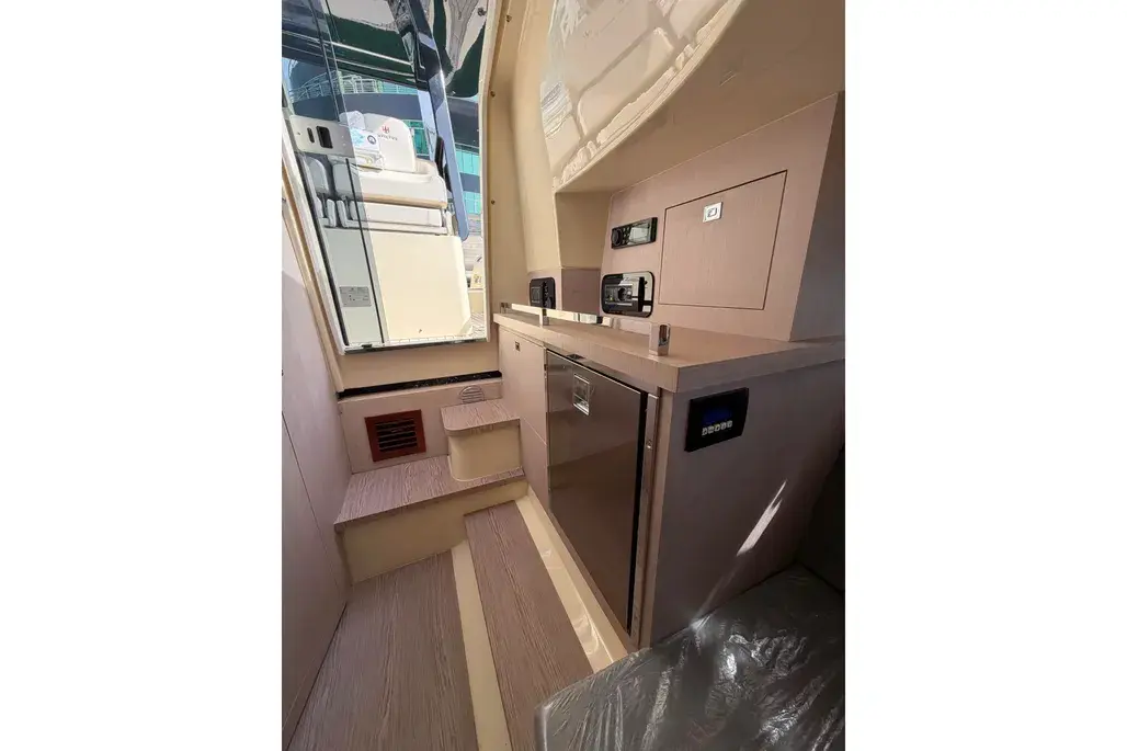 2025 Invictus GT280 | 29ft Luxury Cruiser | Volvo Penta V8 350