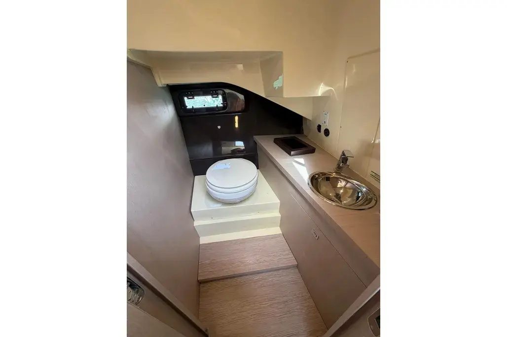 2025 Invictus GT280 | 29ft Luxury Cruiser | Volvo Penta V8 350