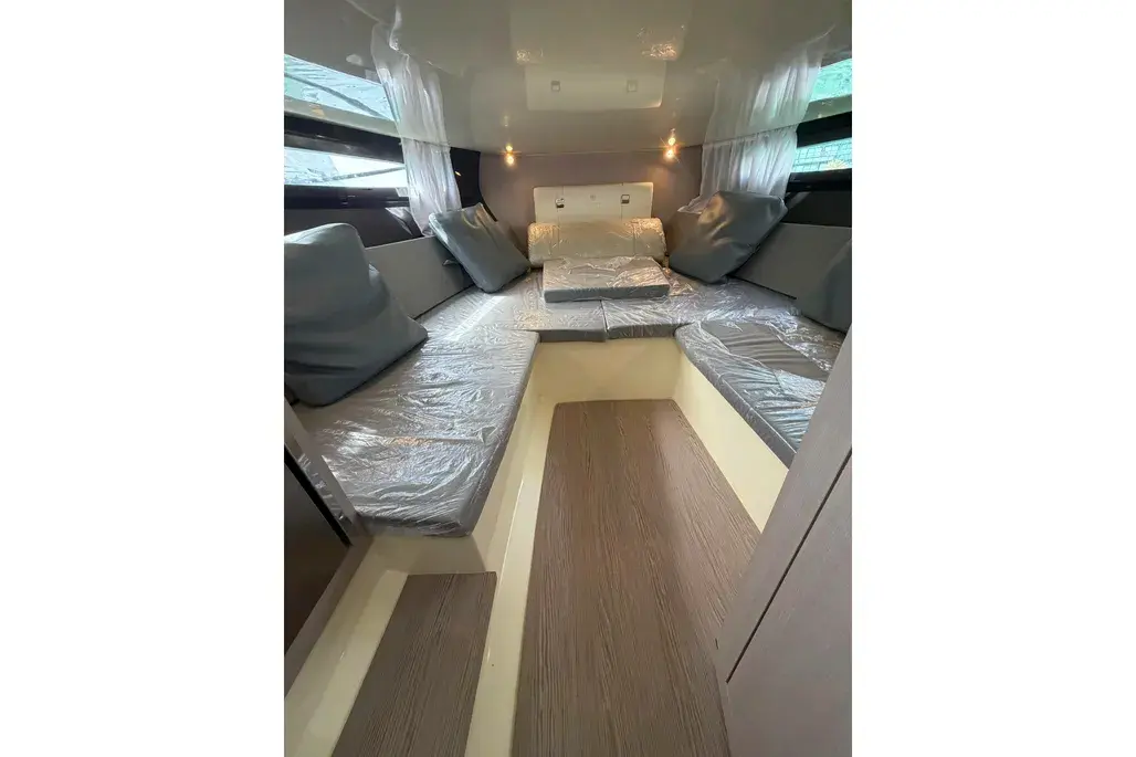 2025 Invictus GT280 | 29ft Luxury Cruiser | Volvo Penta V8 350