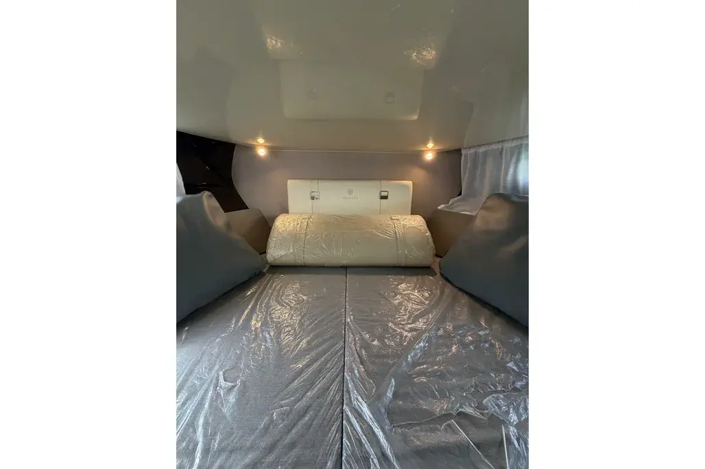 2025 Invictus GT280 | 29ft Luxury Cruiser | Volvo Penta V8 350