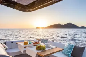 2025 Invictus GT280 | 29ft Luxury Cruiser | Volvo Penta V8 350