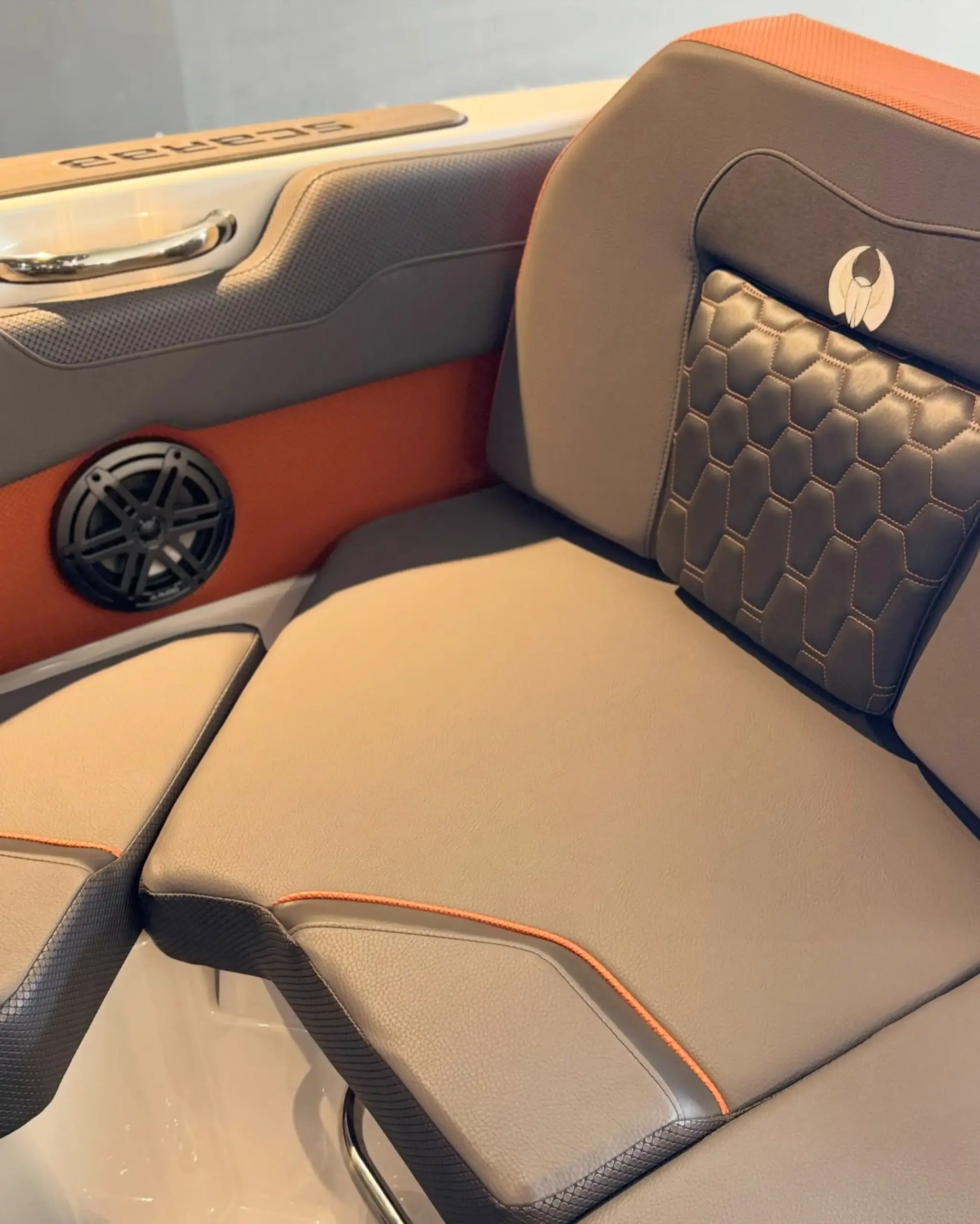 2026 سكاراب 210 LX – قارب رياضي بقوة 300 حصان