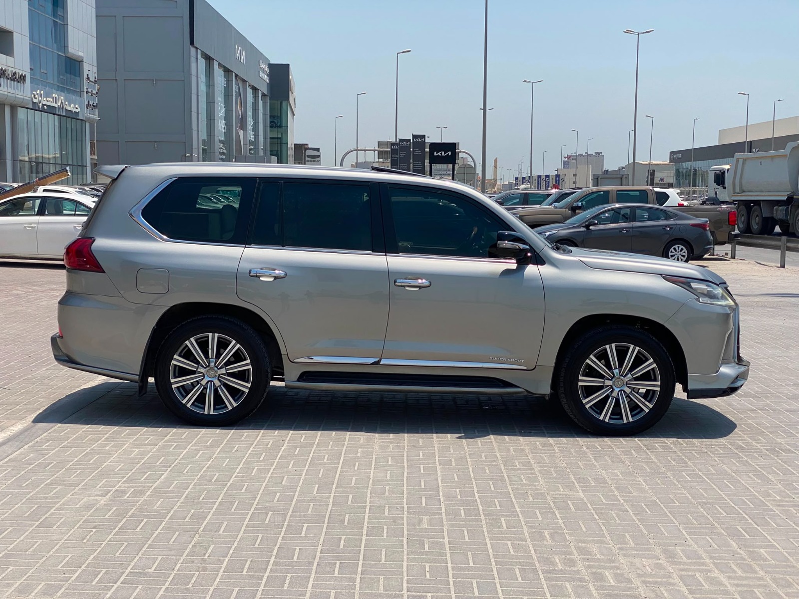 Lexus LX-570 S 2016 (Silver)