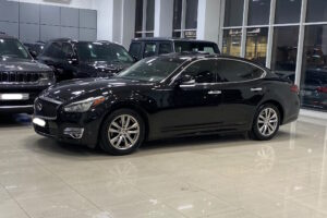 Infiniti Q70 / 2018 (Black)