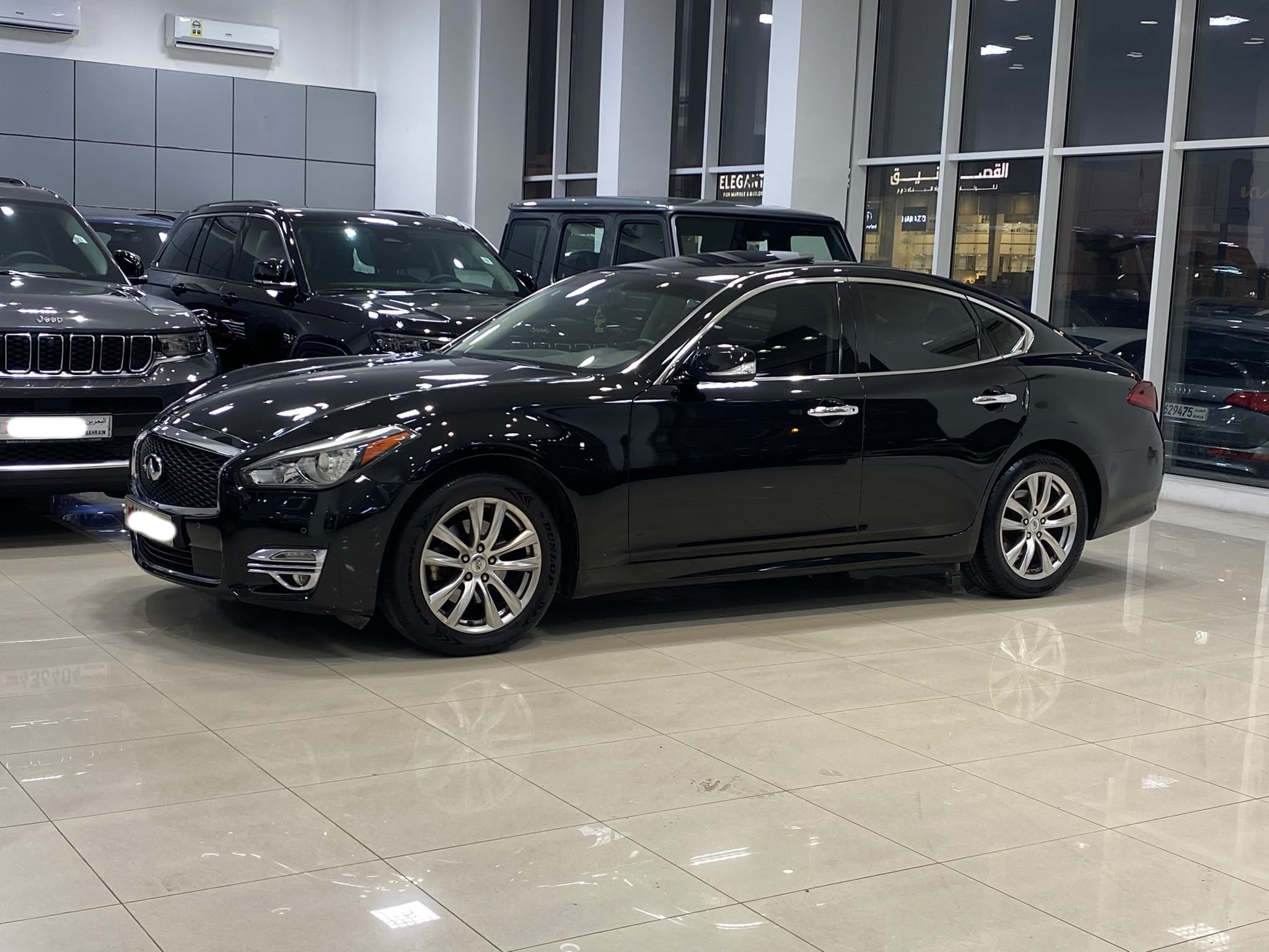 Infiniti Q70 / 2018 (Black)