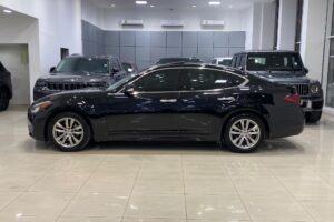 Infiniti Q70 / 2018 (Black)