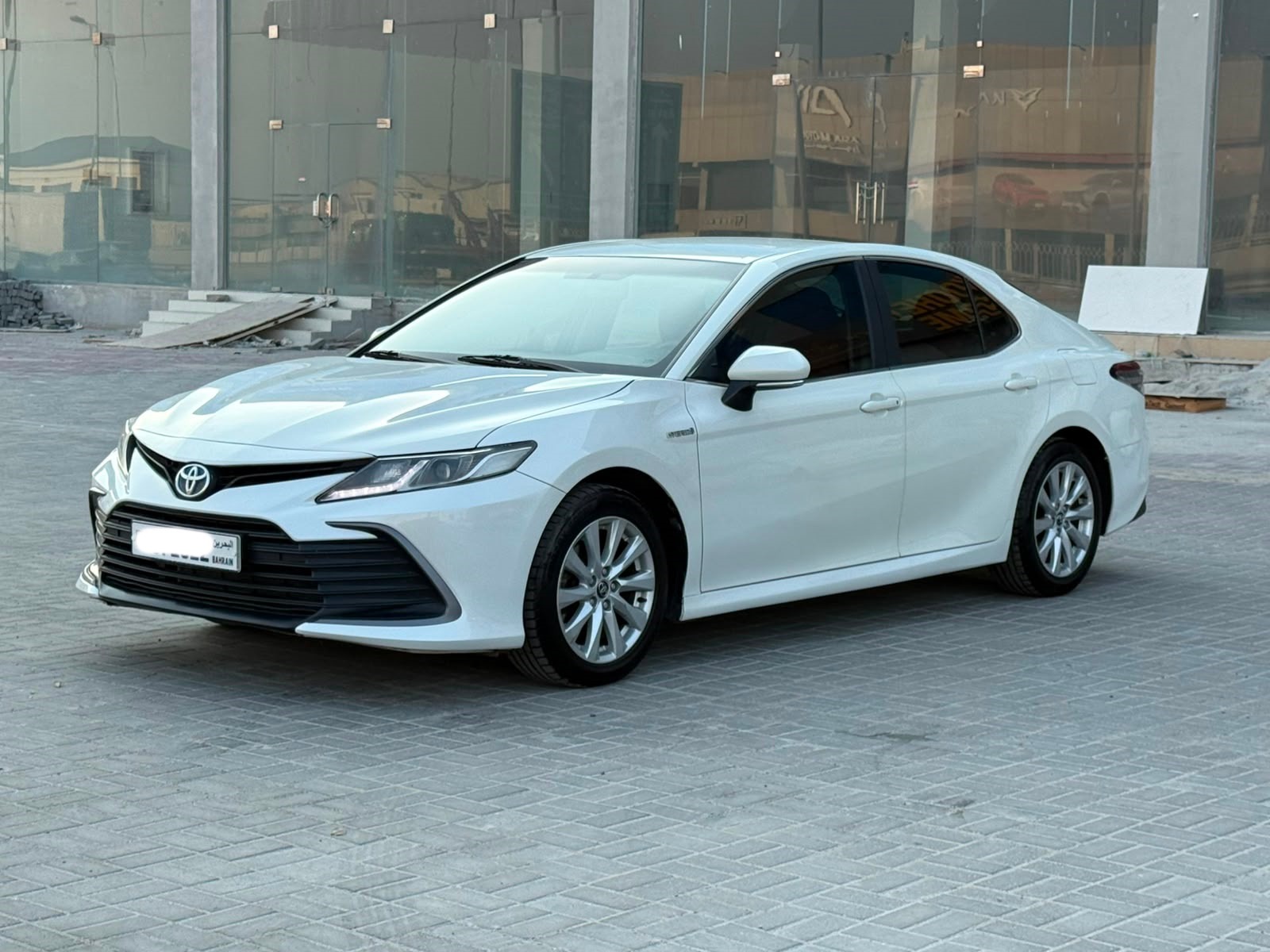 Toyota Camry LE Hybrid 2022 (White)