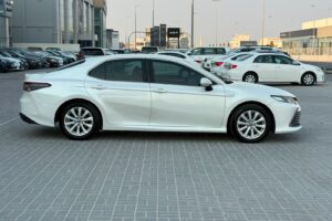 Toyota Camry LE Hybrid 2022 (White)