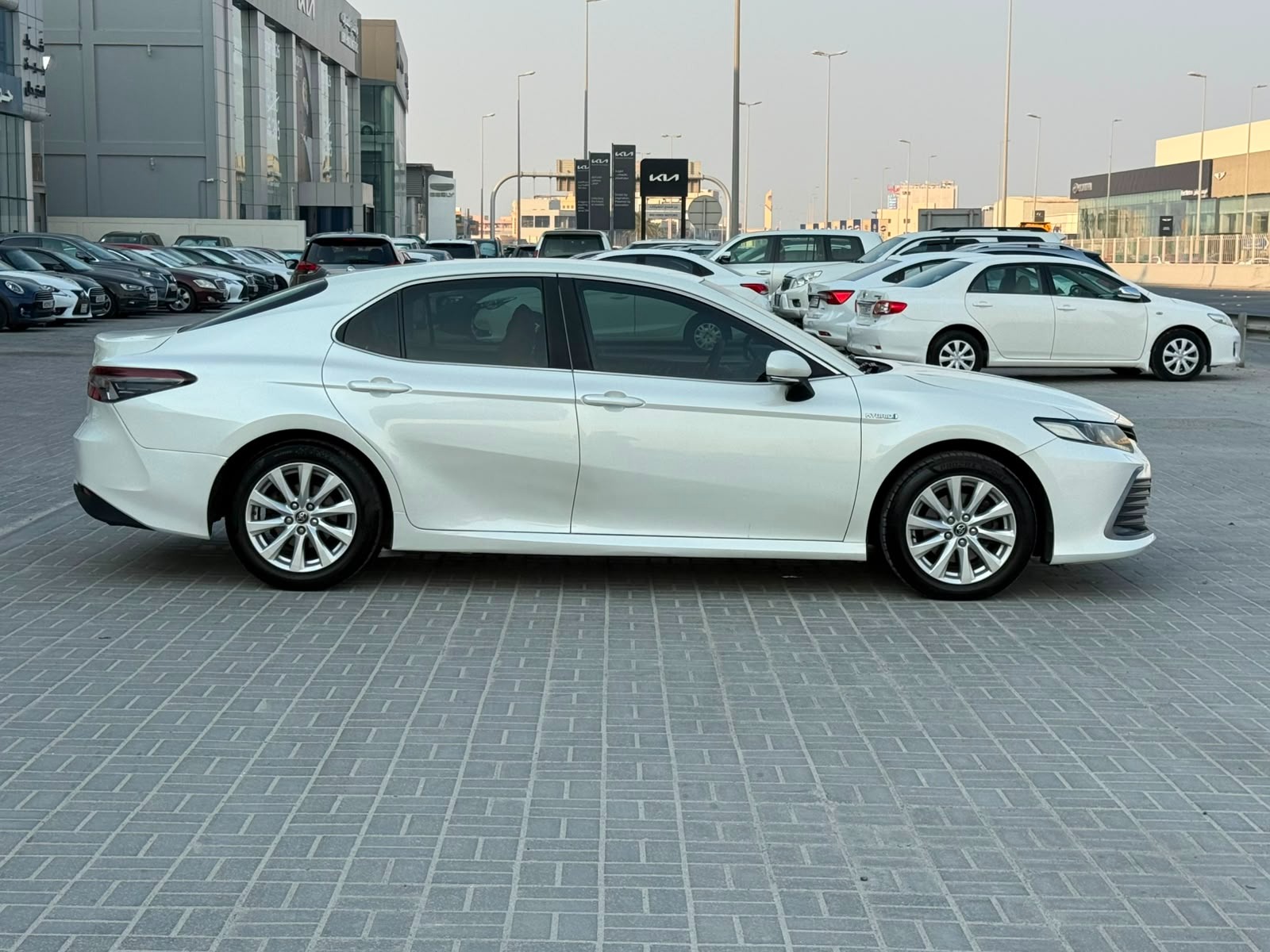 Toyota Camry LE Hybrid 2022 (White)