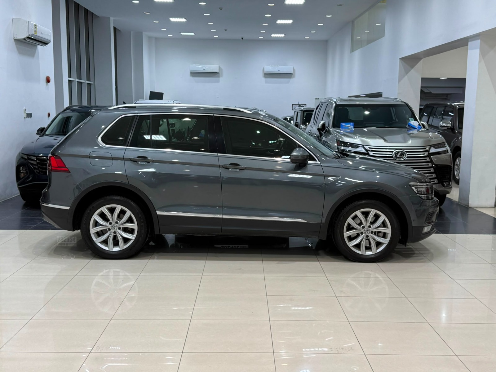 Volkswagen Tiguan 2018 (Grey)