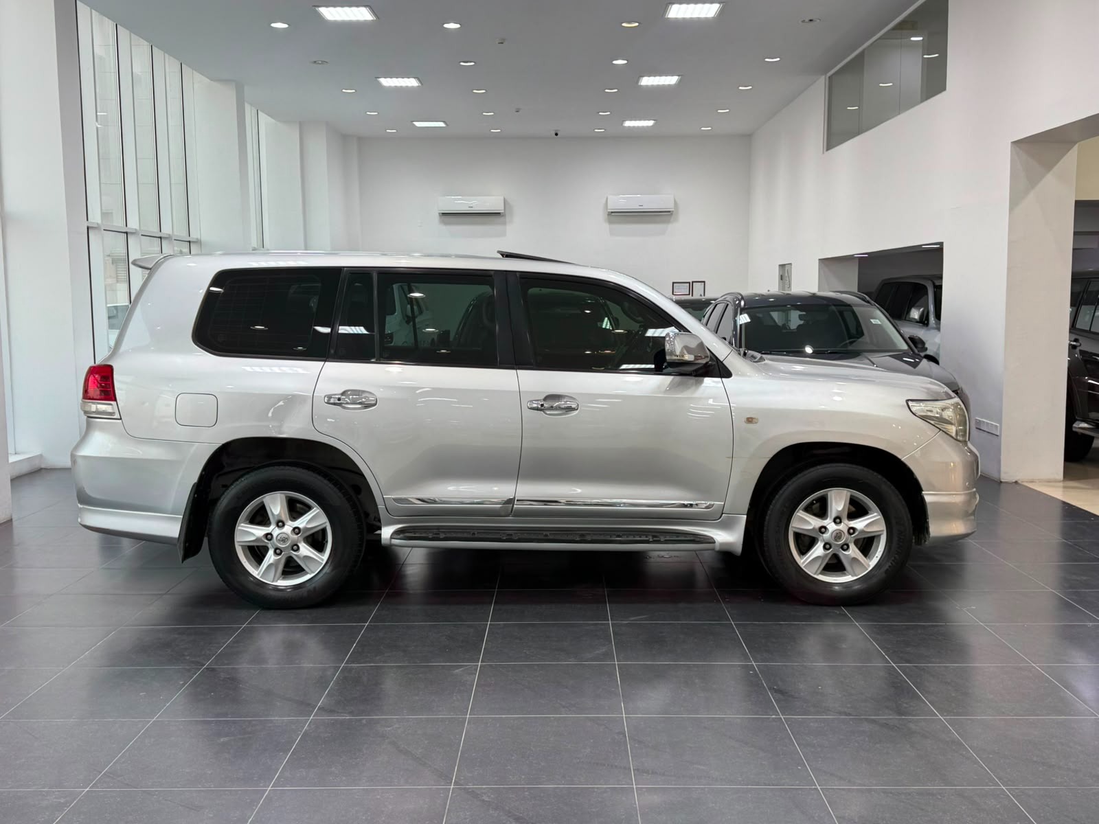 Toyota Land Cruiser VX-R 2010 (Silver)