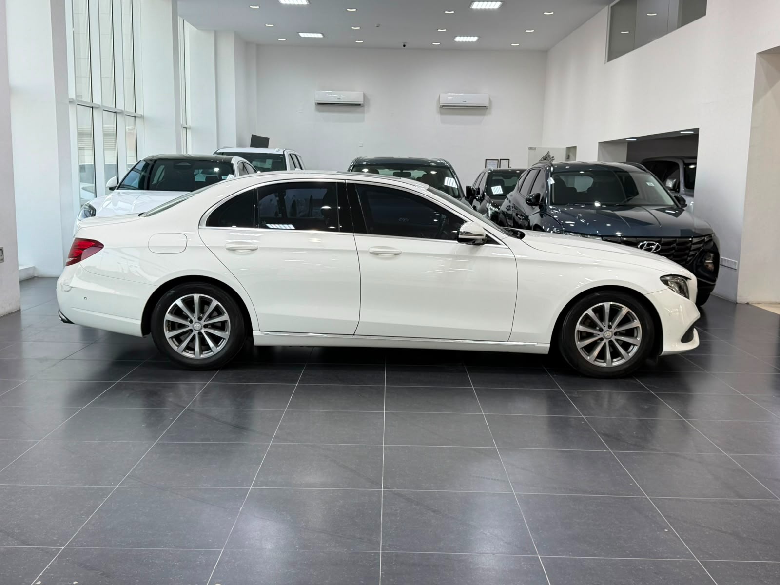 Mercedes Benz E-200 / 2017 (White)