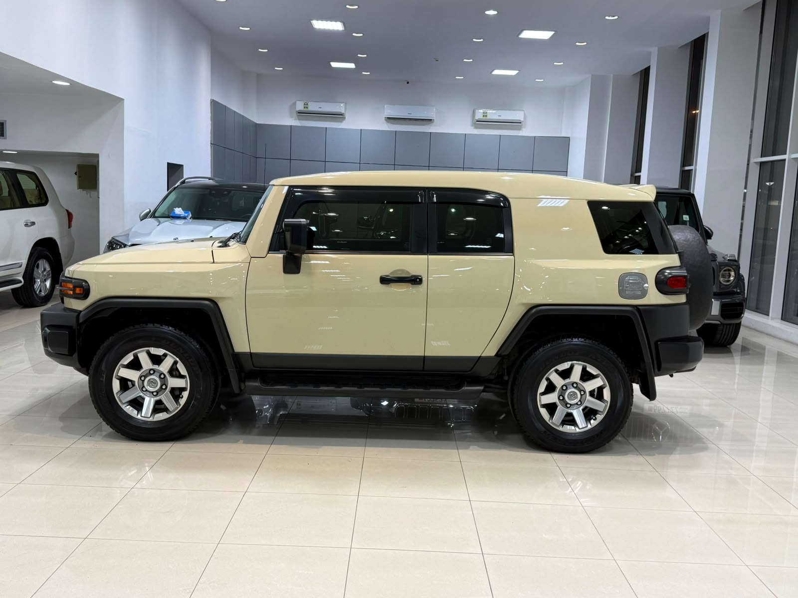 Toyota FJ-Cruiser 2023 (Beige)