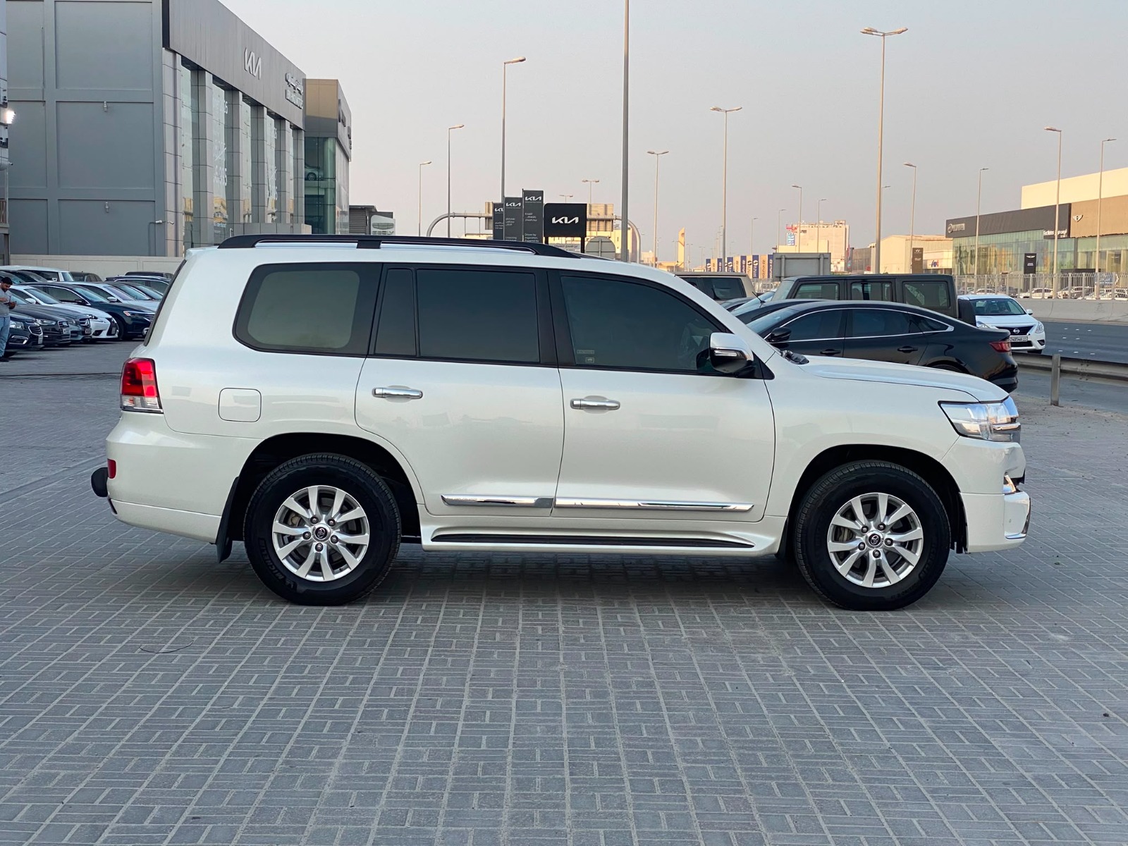 Toyota Land Cruiser GX-R 2018 (Pearl)
