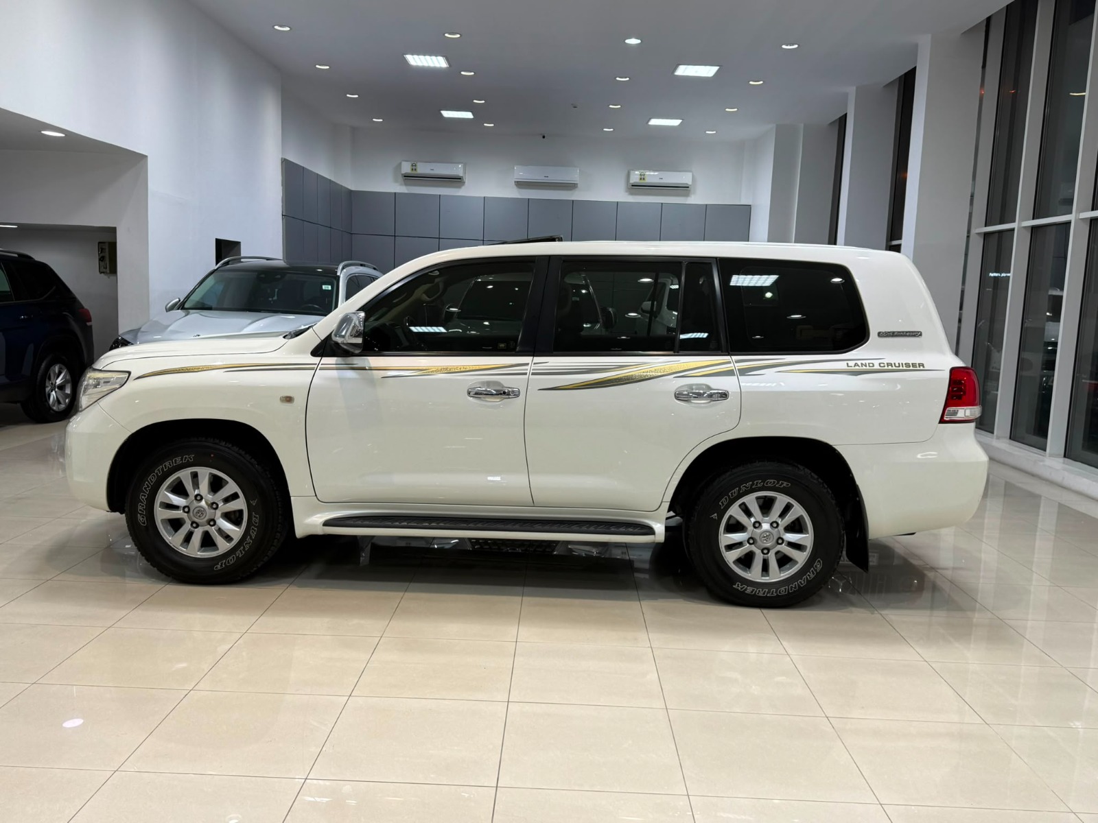 Toyota Land Cruiser GX-R 2010 (White)