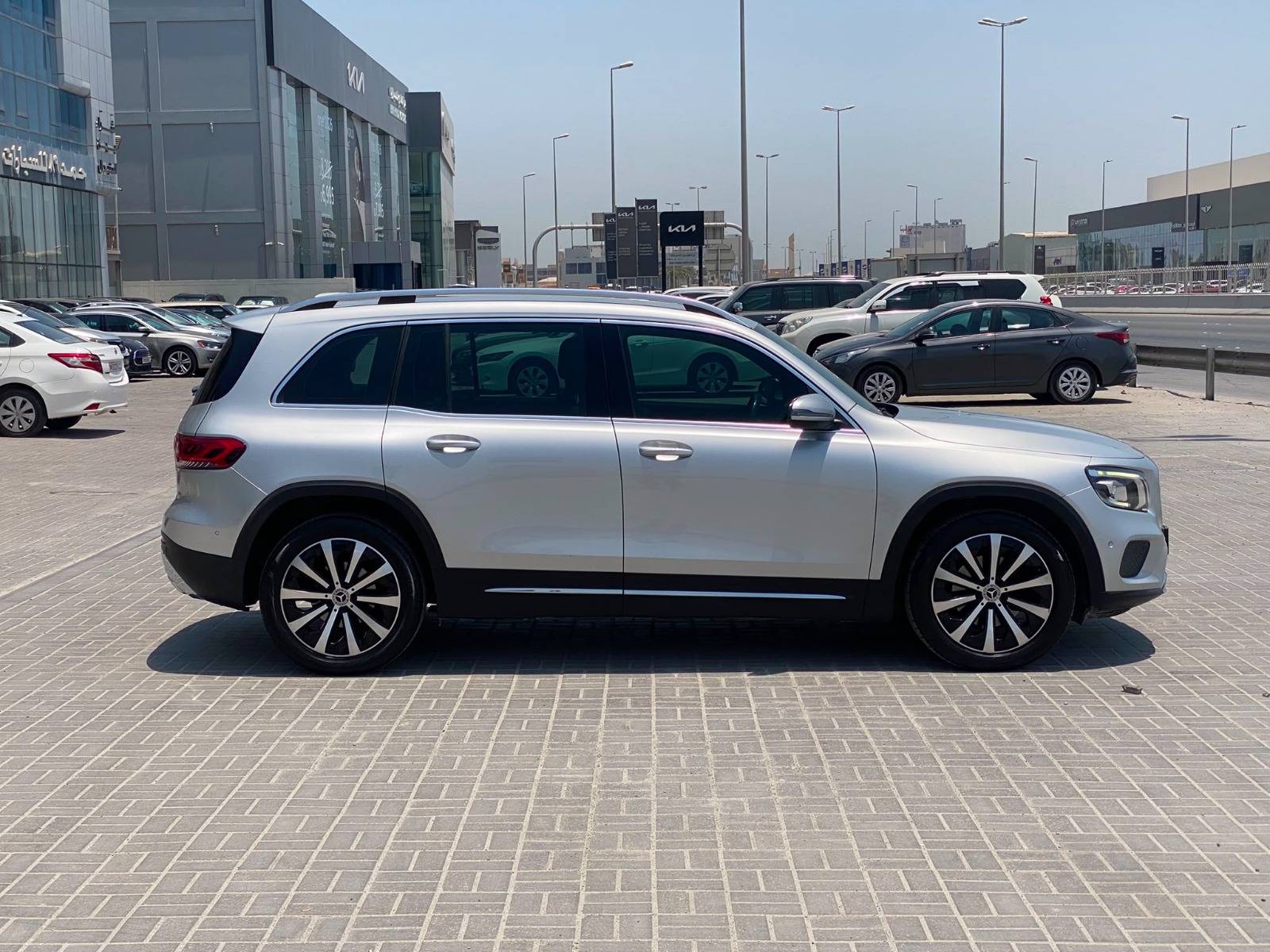 Mercedes Benz GLB-200 / 2021 (Silver)