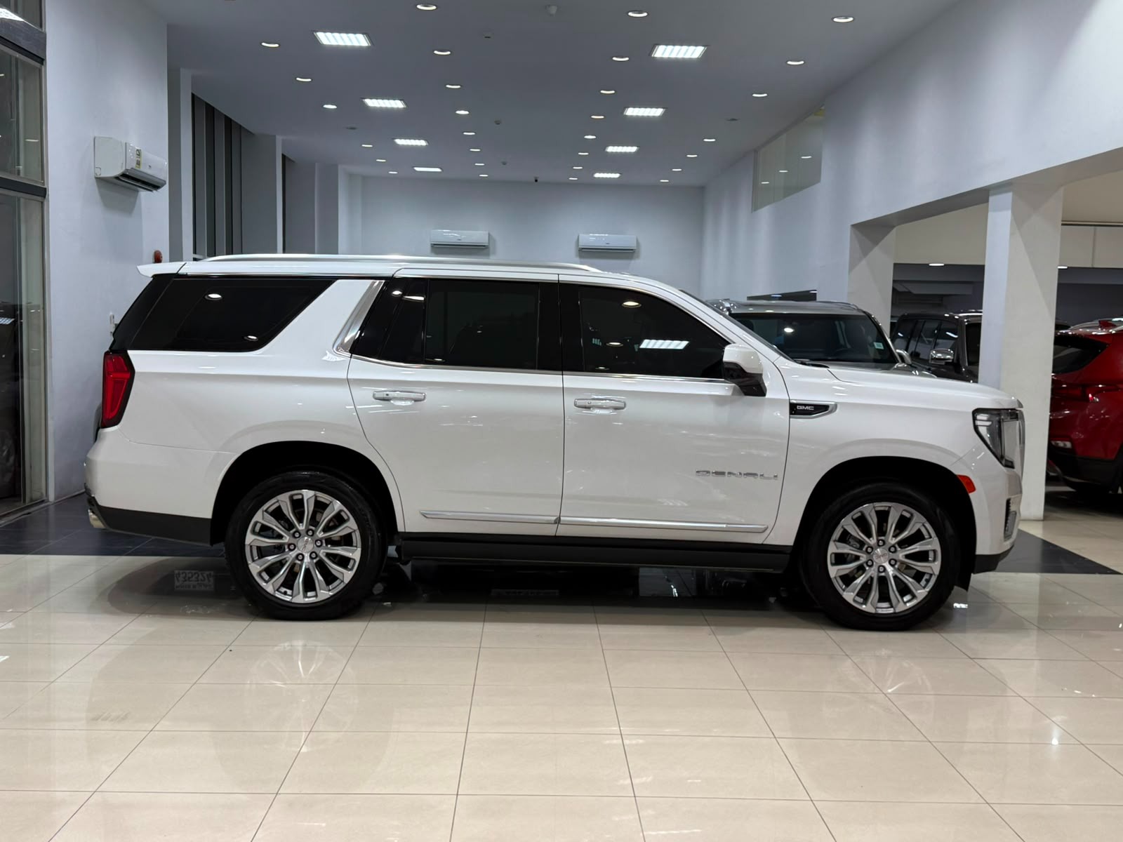 GMC Yukon Denali 2024 (White)