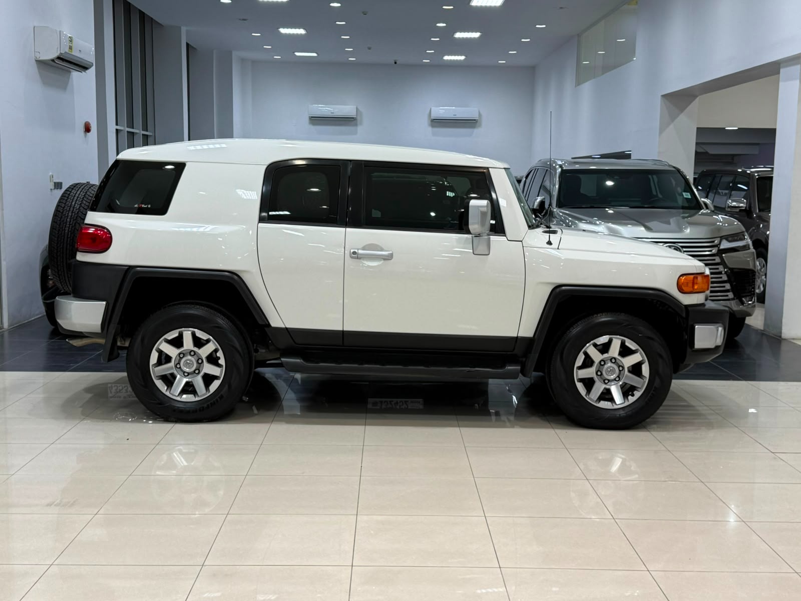 Toyota FJ Cruiser 2016 (White)