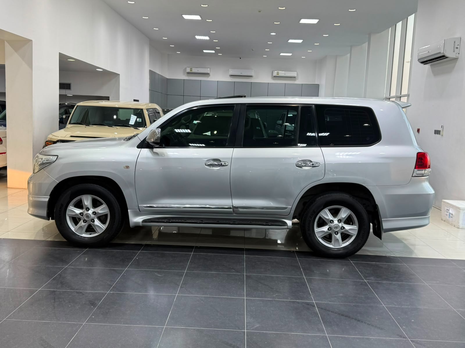 Toyota Land Cruiser VX-R 2010 (Silver)