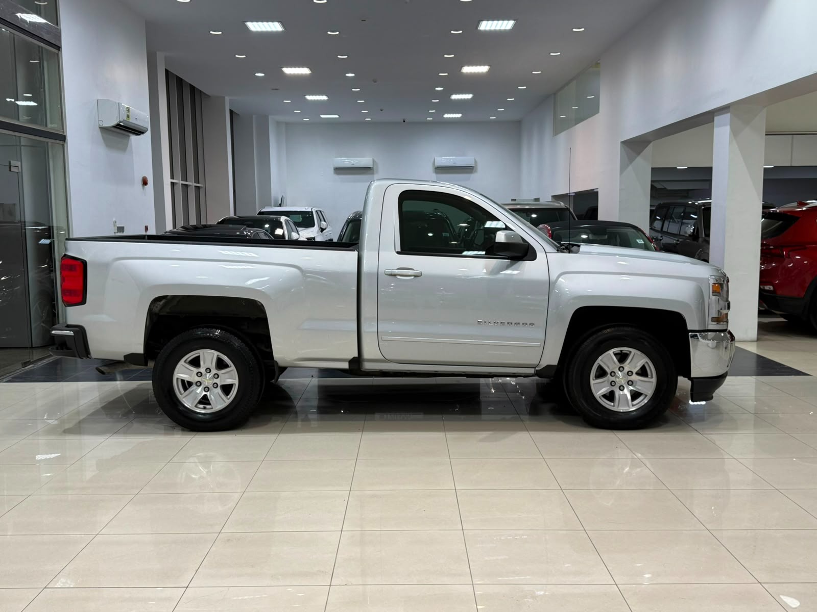 Chevrolet Silverado LT 2018 (Silver)