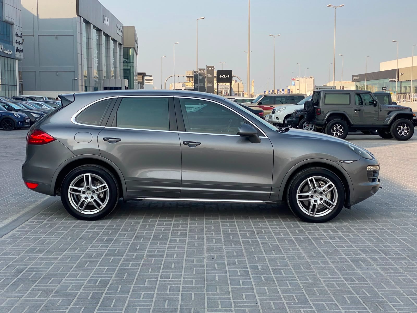Porsche Cayenne 2012 (Grey)