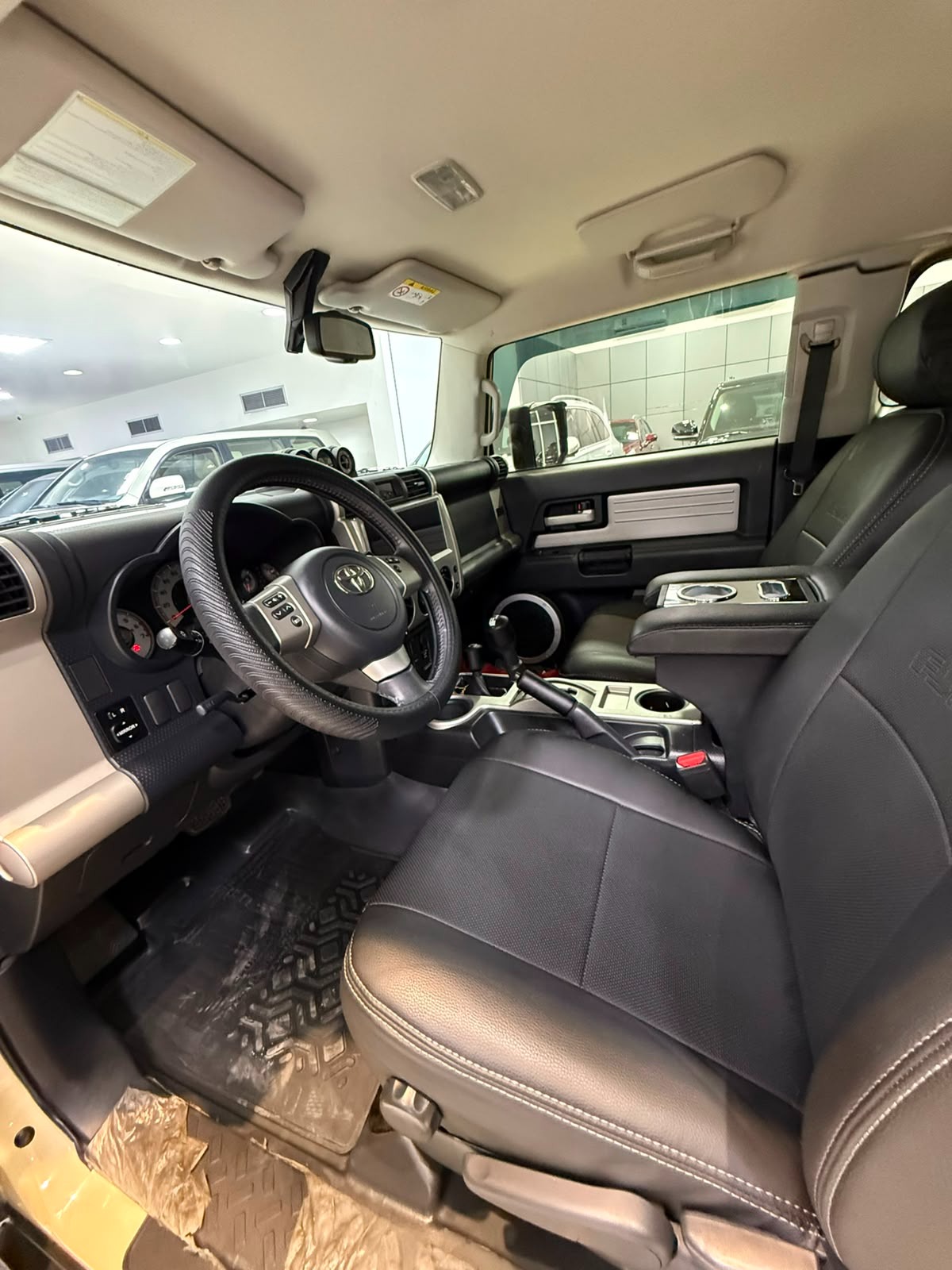 Toyota FJ-Cruiser 2023 (Beige)