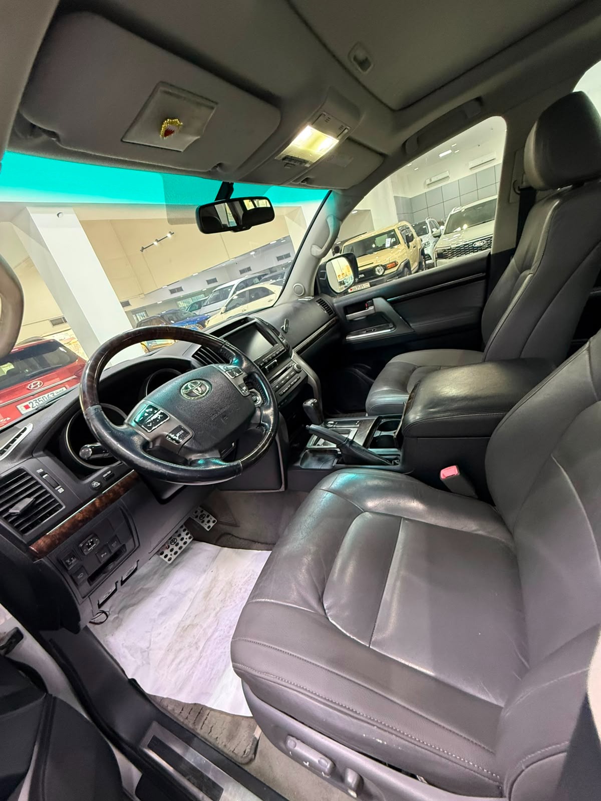 Toyota Land Cruiser VX-R 2010 (Silver)